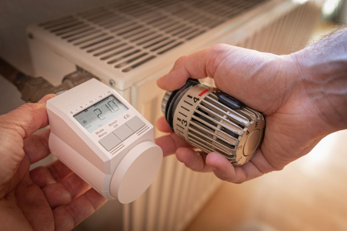 thermostat replacement old for new modern technology